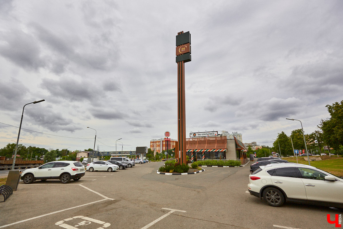 17 июля на проспекте Ленина открылся первый ресторан новой отечественной сети фастфуда «Вкусно — и точка». Как там кормят, и что изменилось после ухода с рынка McDonald’s?