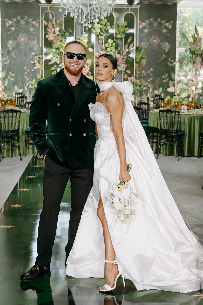 Режиссер родом из Коврова Дарья Мартынова уже давно работает на самом «звездном» уровне. Например, недавно она создала концепт свадьбы известного рэпера Леши Свика и его молодой жены, блогера Ксении Ткачевой, отгремевшей в Москве 30 июня.