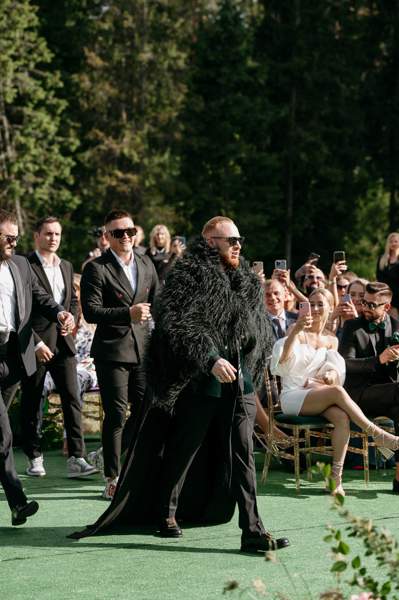 Режиссер родом из Коврова Дарья Мартынова уже давно работает на самом «звездном» уровне. Например, недавно она создала концепт свадьбы известного рэпера Леши Свика и его молодой жены, блогера Ксении Ткачевой, отгремевшей в Москве 30 июня.