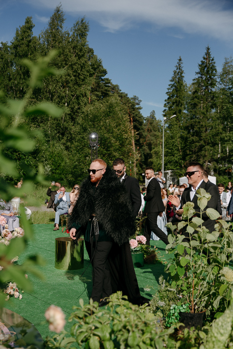 Режиссер родом из Коврова Дарья Мартынова уже давно работает на самом «звездном» уровне. Например, недавно она создала концепт свадьбы известного рэпера Леши Свика и его молодой жены, блогера Ксении Ткачевой, отгремевшей в Москве 30 июня.