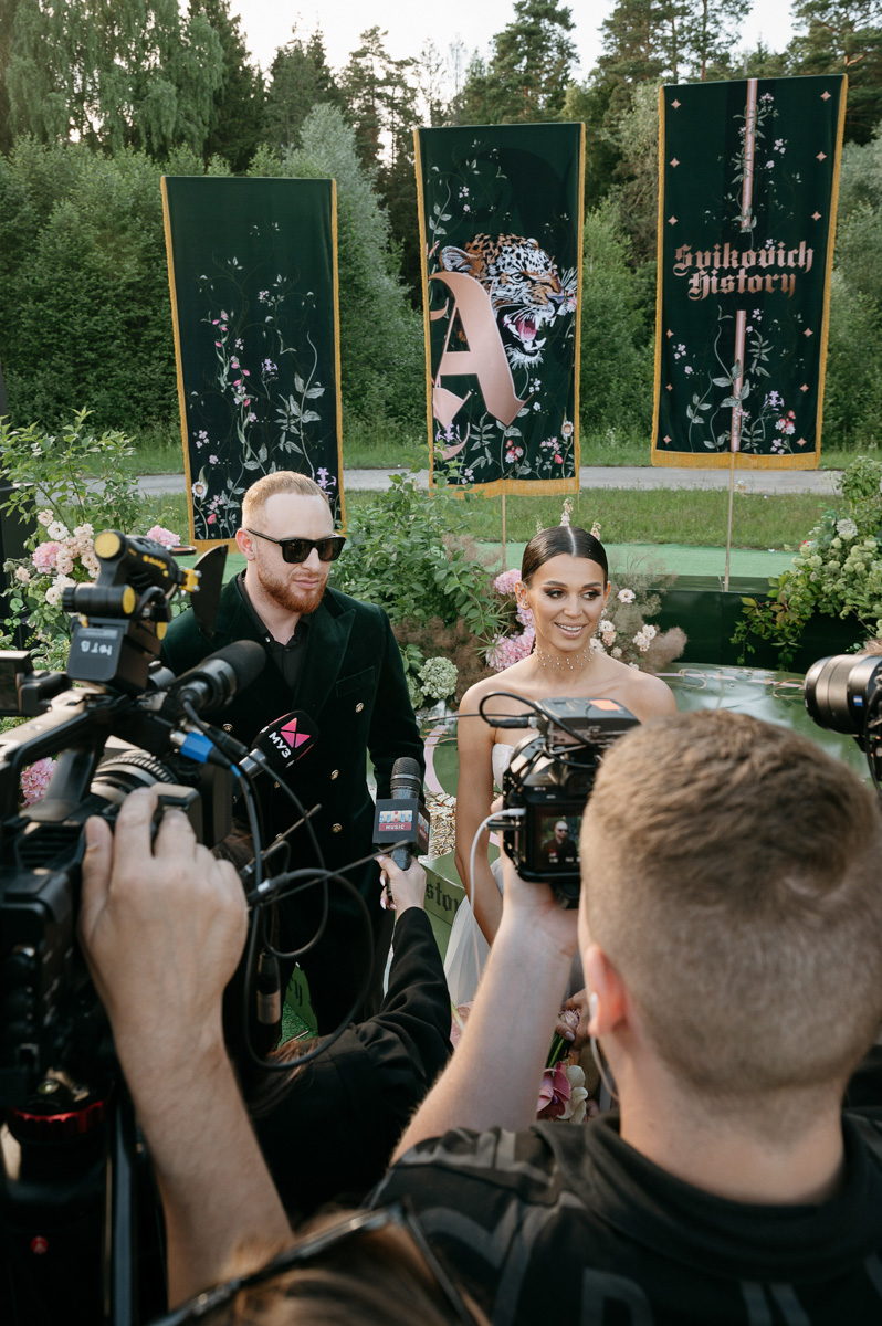 Режиссер родом из Коврова Дарья Мартынова уже давно работает на самом «звездном» уровне. Например, недавно она создала концепт свадьбы известного рэпера Леши Свика и его молодой жены, блогера Ксении Ткачевой, отгремевшей в Москве 30 июня.