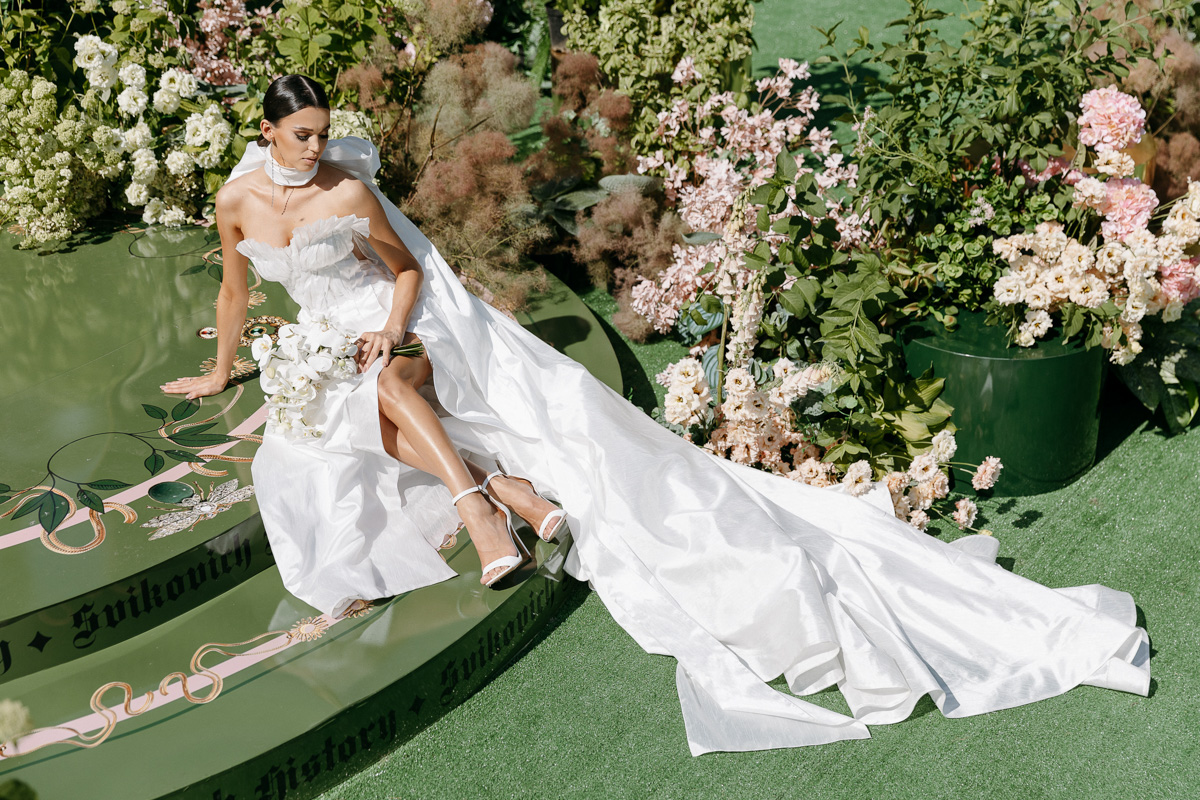 Режиссер родом из Коврова Дарья Мартынова уже давно работает на самом «звездном» уровне. Например, недавно она создала концепт свадьбы известного рэпера Леши Свика и его молодой жены, блогера Ксении Ткачевой, отгремевшей в Москве 30 июня.