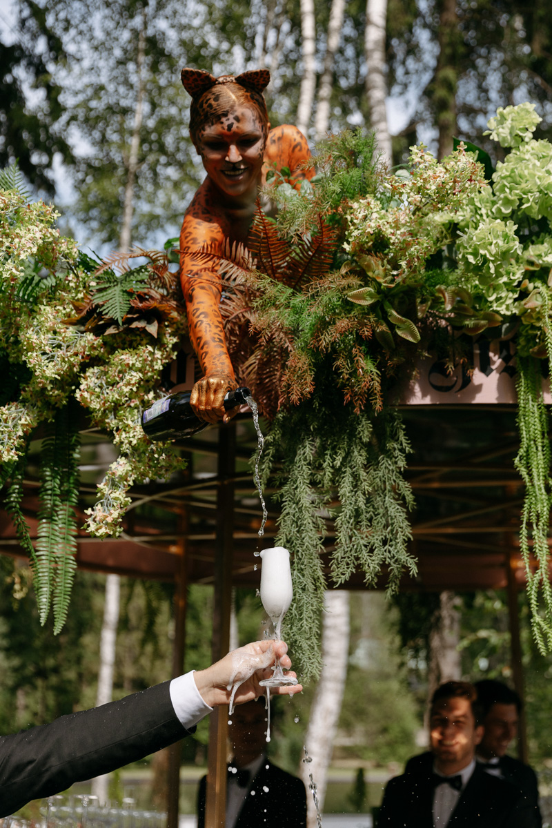 Режиссер родом из Коврова Дарья Мартынова уже давно работает на самом «звездном» уровне. Например, недавно она создала концепт свадьбы известного рэпера Леши Свика и его молодой жены, блогера Ксении Ткачевой, отгремевшей в Москве 30 июня.