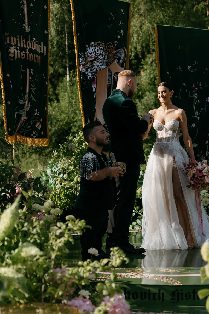 Режиссер родом из Коврова Дарья Мартынова уже давно работает на самом «звездном» уровне. Например, недавно она создала концепт свадьбы известного рэпера Леши Свика и его молодой жены, блогера Ксении Ткачевой, отгремевшей в Москве 30 июня.