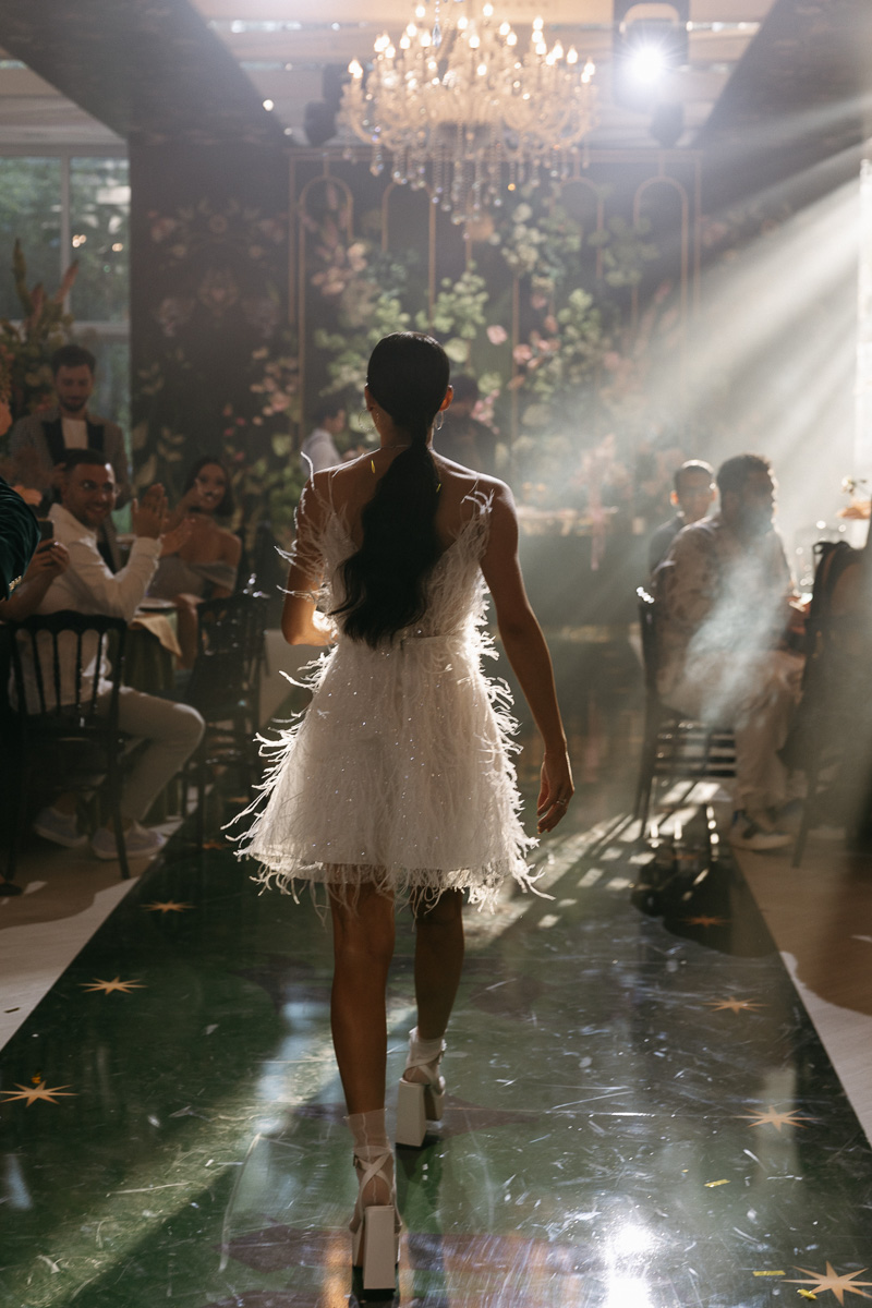 Режиссер родом из Коврова Дарья Мартынова уже давно работает на самом «звездном» уровне. Например, недавно она создала концепт свадьбы известного рэпера Леши Свика и его молодой жены, блогера Ксении Ткачевой, отгремевшей в Москве 30 июня.