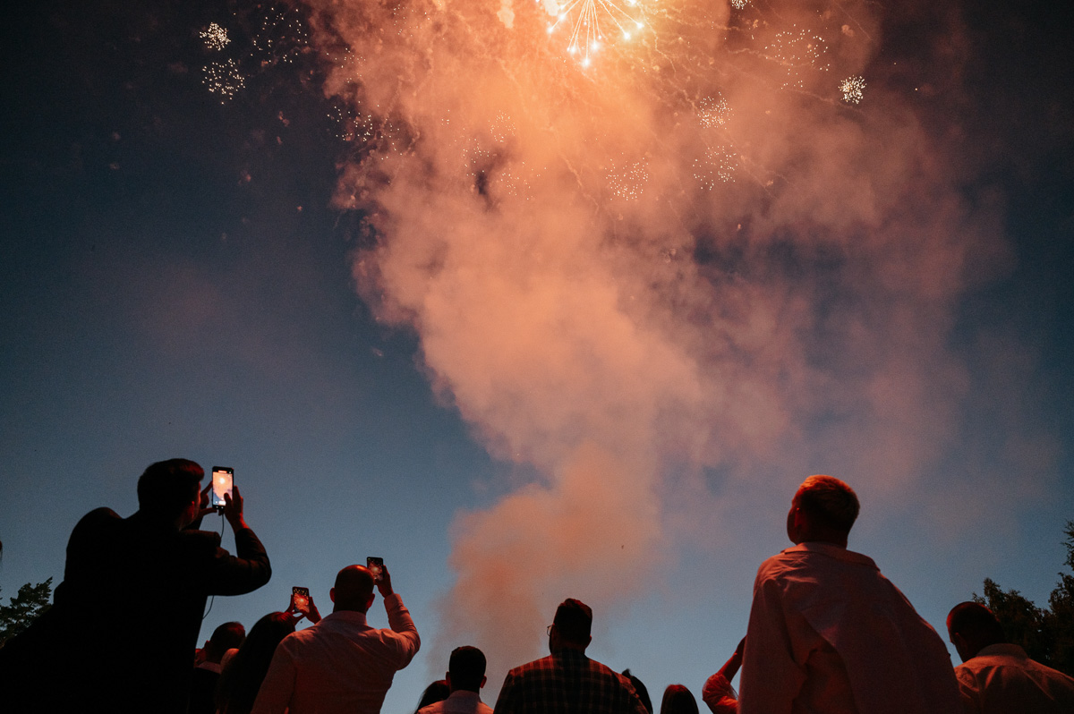 Режиссер родом из Коврова Дарья Мартынова уже давно работает на самом «звездном» уровне. Например, недавно она создала концепт свадьбы известного рэпера Леши Свика и его молодой жены, блогера Ксении Ткачевой, отгремевшей в Москве 30 июня.