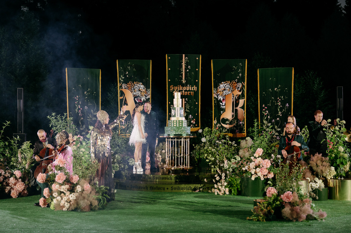 Режиссер родом из Коврова Дарья Мартынова уже давно работает на самом «звездном» уровне. Например, недавно она создала концепт свадьбы известного рэпера Леши Свика и его молодой жены, блогера Ксении Ткачевой, отгремевшей в Москве 30 июня.