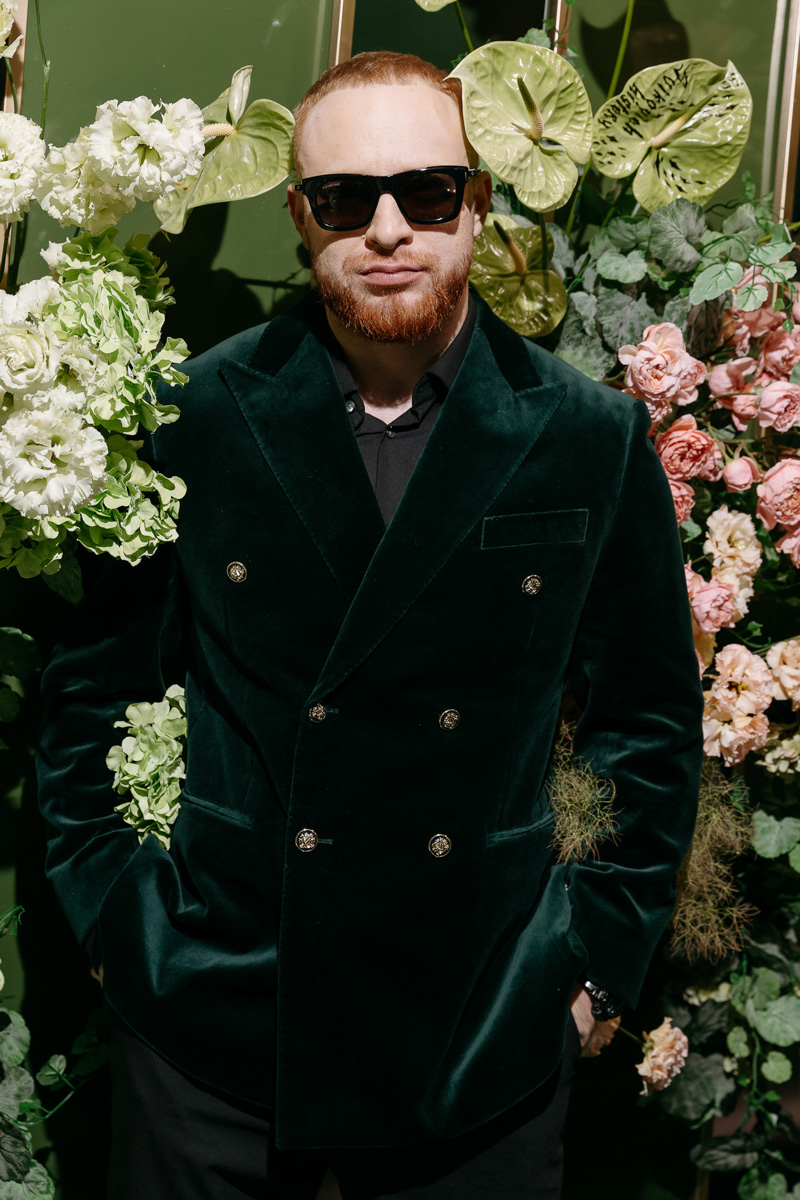 Режиссер родом из Коврова Дарья Мартынова уже давно работает на самом «звездном» уровне. Например, недавно она создала концепт свадьбы известного рэпера Леши Свика и его молодой жены, блогера Ксении Ткачевой, отгремевшей в Москве 30 июня.