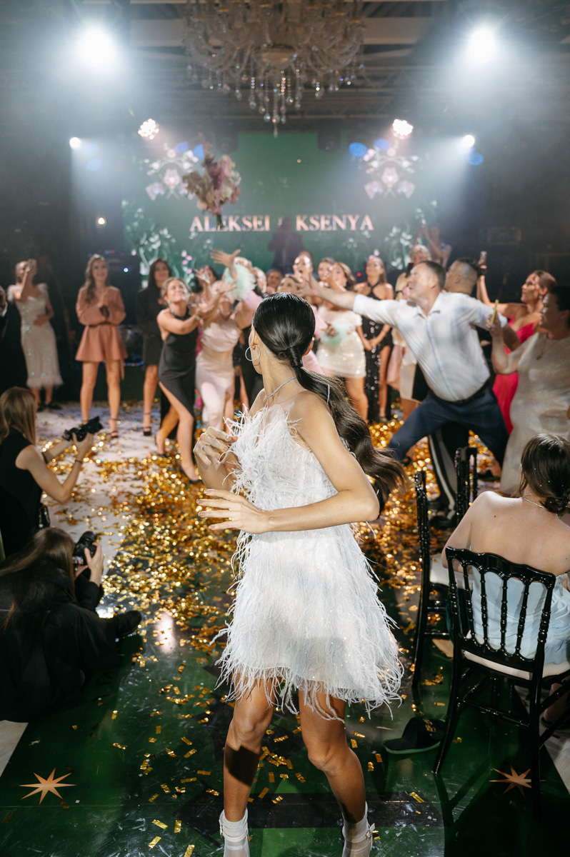 Режиссер родом из Коврова Дарья Мартынова уже давно работает на самом «звездном» уровне. Например, недавно она создала концепт свадьбы известного рэпера Леши Свика и его молодой жены, блогера Ксении Ткачевой, отгремевшей в Москве 30 июня.