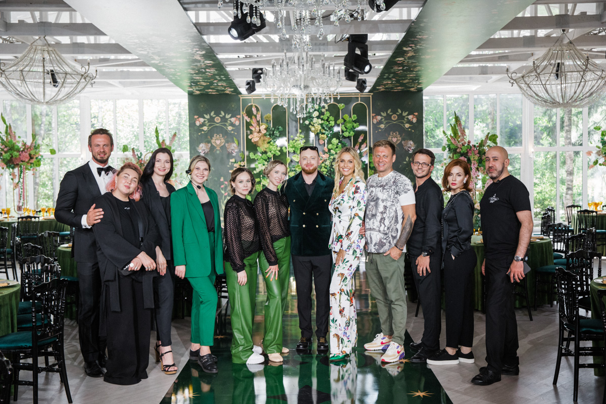 Режиссер родом из Коврова Дарья Мартынова уже давно работает на самом «звездном» уровне. Например, недавно она создала концепт свадьбы известного рэпера Леши Свика и его молодой жены, блогера Ксении Ткачевой, отгремевшей в Москве 30 июня.