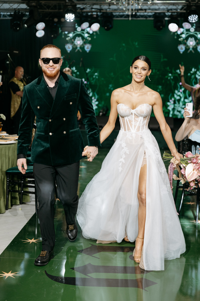 Режиссер родом из Коврова Дарья Мартынова уже давно работает на самом «звездном» уровне. Например, недавно она создала концепт свадьбы известного рэпера Леши Свика и его молодой жены, блогера Ксении Ткачевой, отгремевшей в Москве 30 июня.