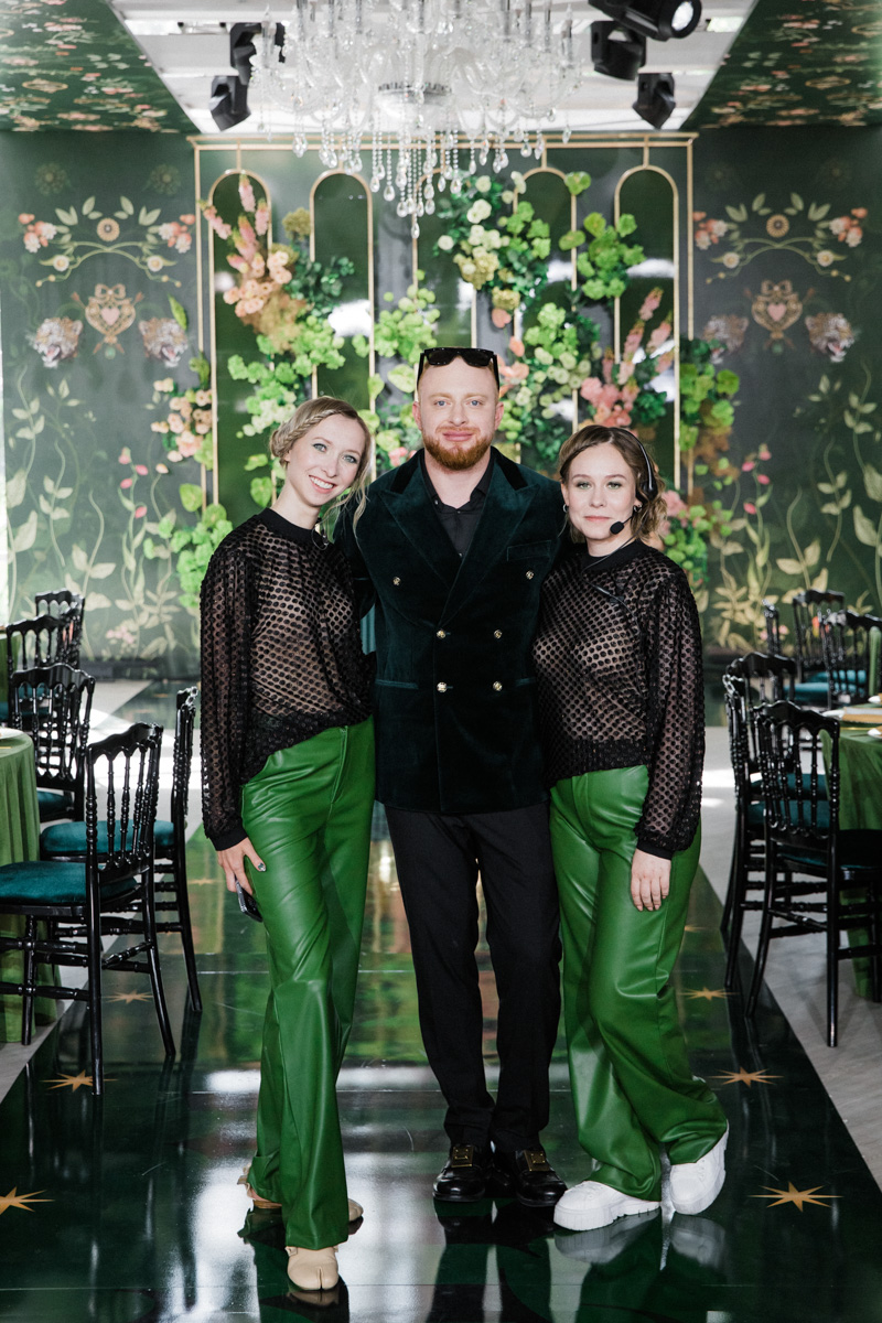 Режиссер родом из Коврова Дарья Мартынова уже давно работает на самом «звездном» уровне. Например, недавно она создала концепт свадьбы известного рэпера Леши Свика и его молодой жены, блогера Ксении Ткачевой, отгремевшей в Москве 30 июня.