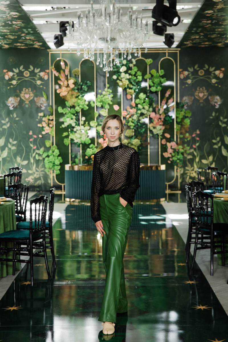 Режиссер родом из Коврова Дарья Мартынова уже давно работает на самом «звездном» уровне. Например, недавно она создала концепт свадьбы известного рэпера Леши Свика и его молодой жены, блогера Ксении Ткачевой, отгремевшей в Москве 30 июня.