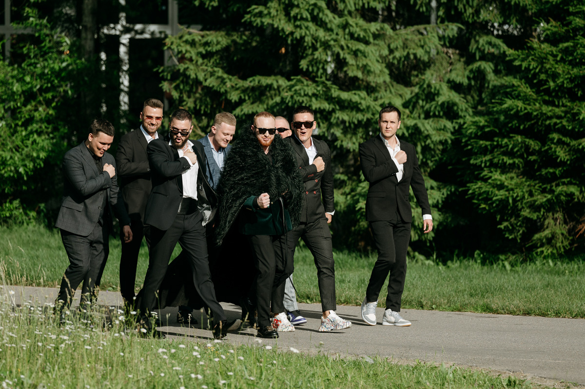 Режиссер родом из Коврова Дарья Мартынова уже давно работает на самом «звездном» уровне. Например, недавно она создала концепт свадьбы известного рэпера Леши Свика и его молодой жены, блогера Ксении Ткачевой, отгремевшей в Москве 30 июня.