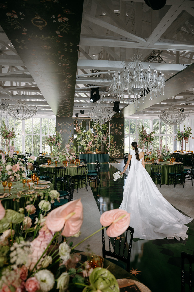 Режиссер родом из Коврова Дарья Мартынова уже давно работает на самом «звездном» уровне. Например, недавно она создала концепт свадьбы известного рэпера Леши Свика и его молодой жены, блогера Ксении Ткачевой, отгремевшей в Москве 30 июня.