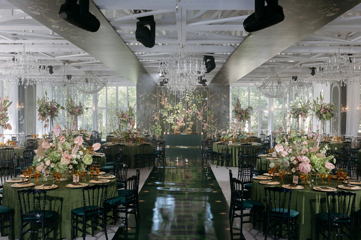 Режиссер родом из Коврова Дарья Мартынова уже давно работает на самом «звездном» уровне. Например, недавно она создала концепт свадьбы известного рэпера Леши Свика и его молодой жены, блогера Ксении Ткачевой, отгремевшей в Москве 30 июня.