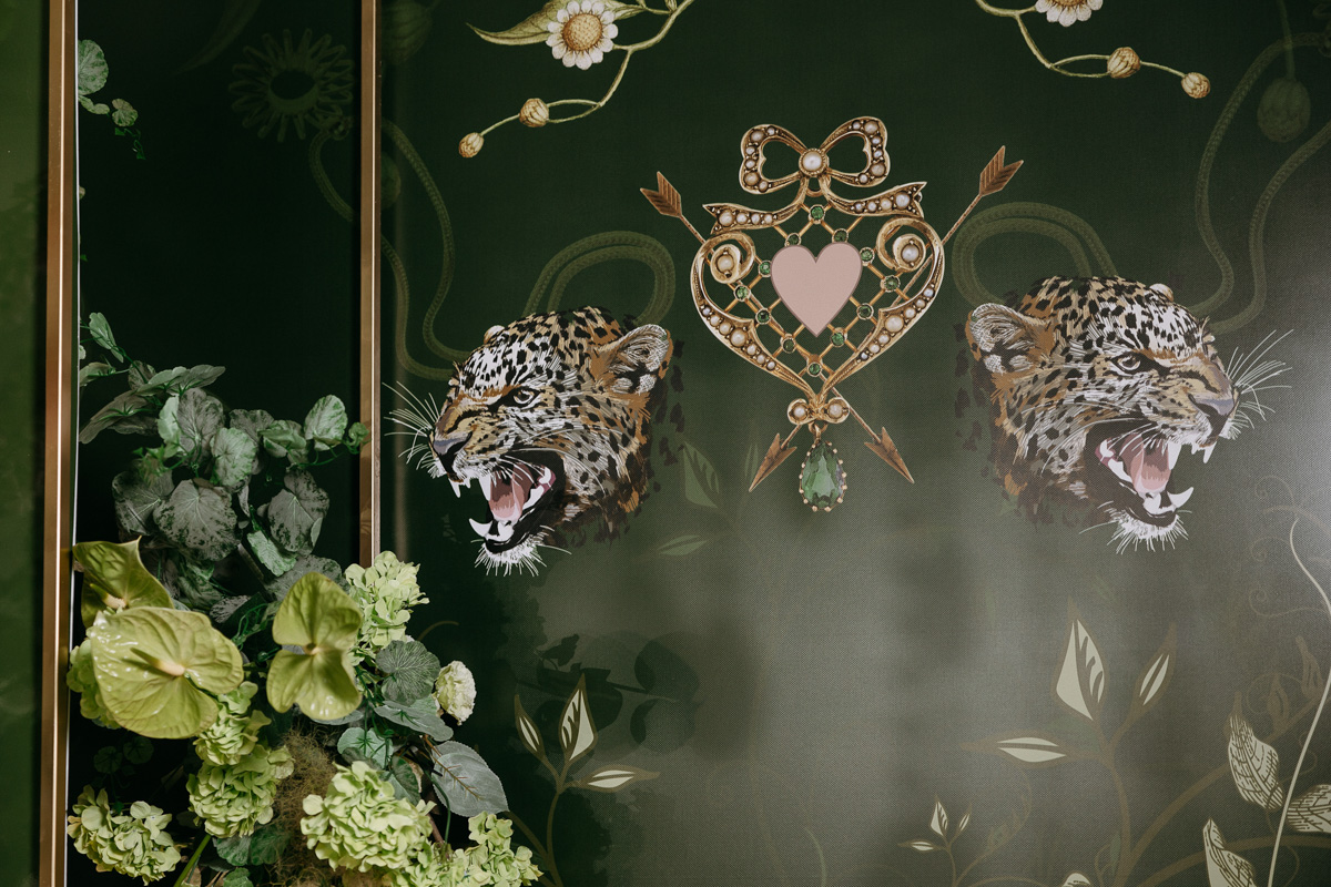 Режиссер родом из Коврова Дарья Мартынова уже давно работает на самом «звездном» уровне. Например, недавно она создала концепт свадьбы известного рэпера Леши Свика и его молодой жены, блогера Ксении Ткачевой, отгремевшей в Москве 30 июня.