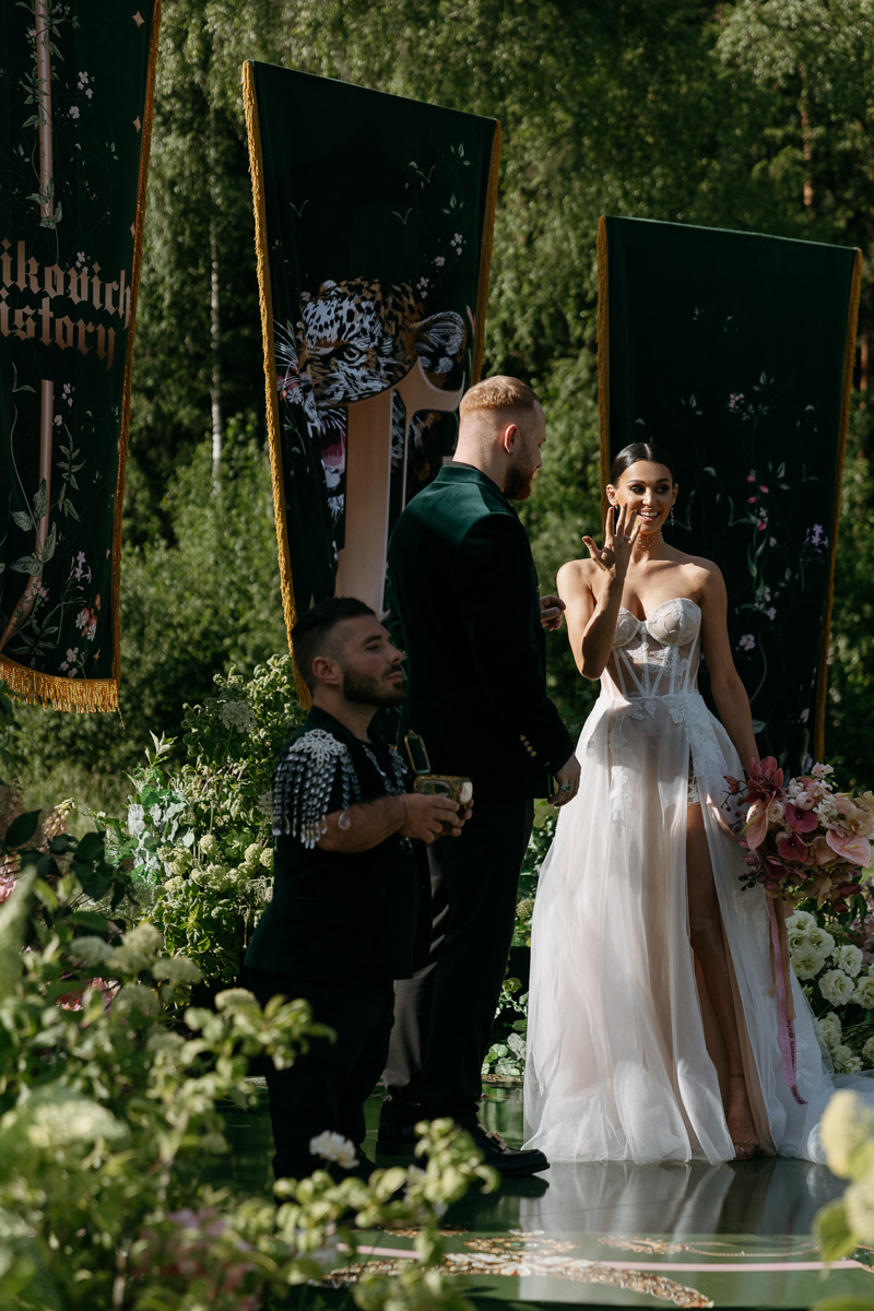 Режиссер родом из Коврова Дарья Мартынова уже давно работает на самом «звездном» уровне. Например, недавно она создала концепт свадьбы известного рэпера Леши Свика и его молодой жены, блогера Ксении Ткачевой, отгремевшей в Москве 30 июня.