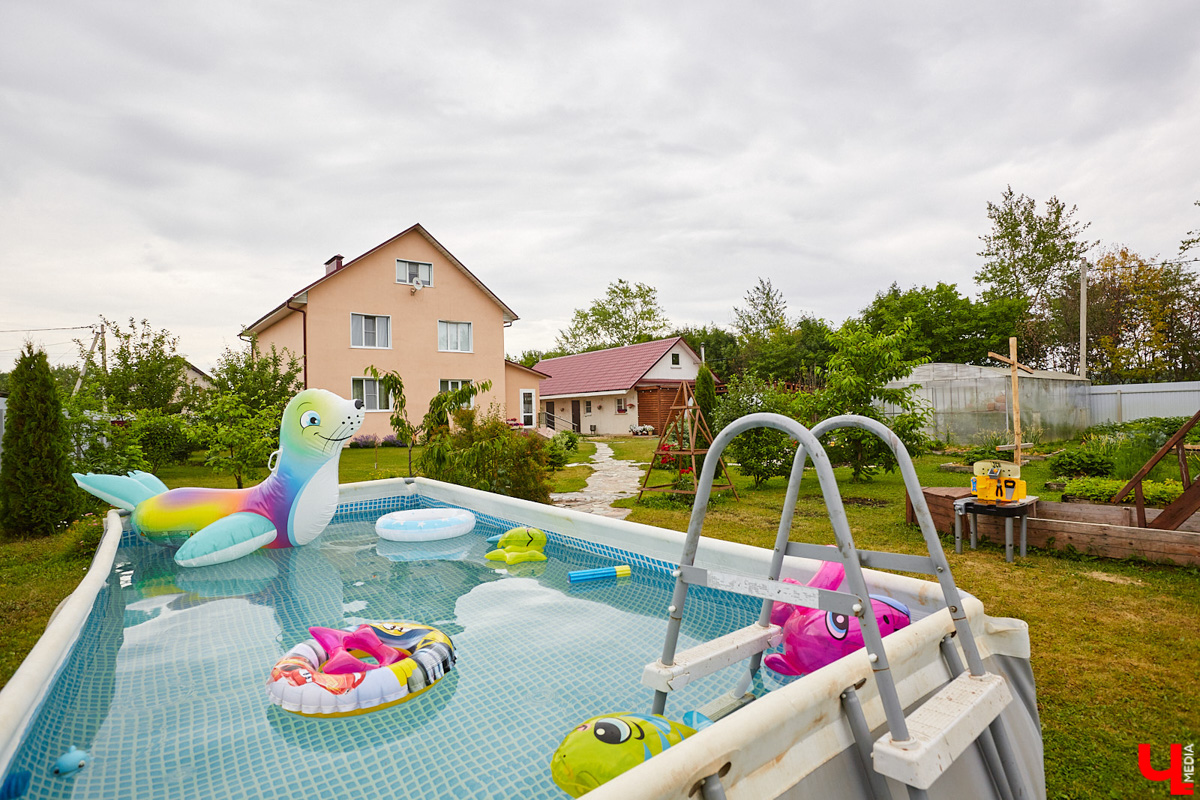 Поменять квартиру в самом центре Владимира на жизнь за городом решатся не все. Но героиня нашего сегодняшнего материала свой выбор сделала в пользу коттеджа. Теперь у нее и ее семьи свой просторный дом с кухней мечты, красивым садом и бассейном.