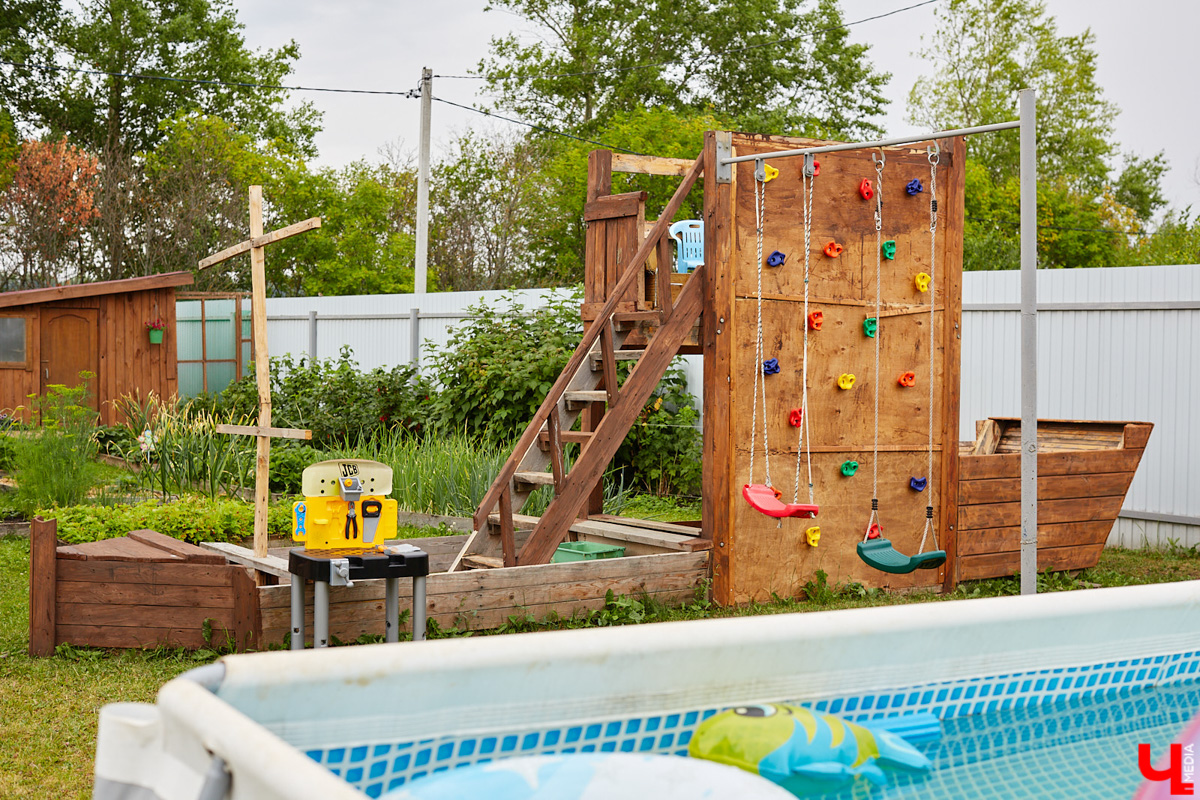 Поменять квартиру в самом центре Владимира на жизнь за городом решатся не все. Но героиня нашего сегодняшнего материала свой выбор сделала в пользу коттеджа. Теперь у нее и ее семьи свой просторный дом с кухней мечты, красивым садом и бассейном.