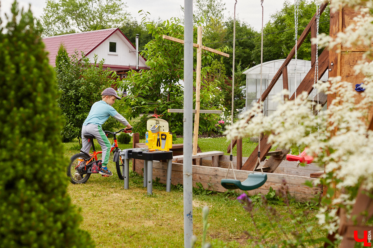 Поменять квартиру в самом центре Владимира на жизнь за городом решатся не все. Но героиня нашего сегодняшнего материала свой выбор сделала в пользу коттеджа. Теперь у нее и ее семьи свой просторный дом с кухней мечты, красивым садом и бассейном.