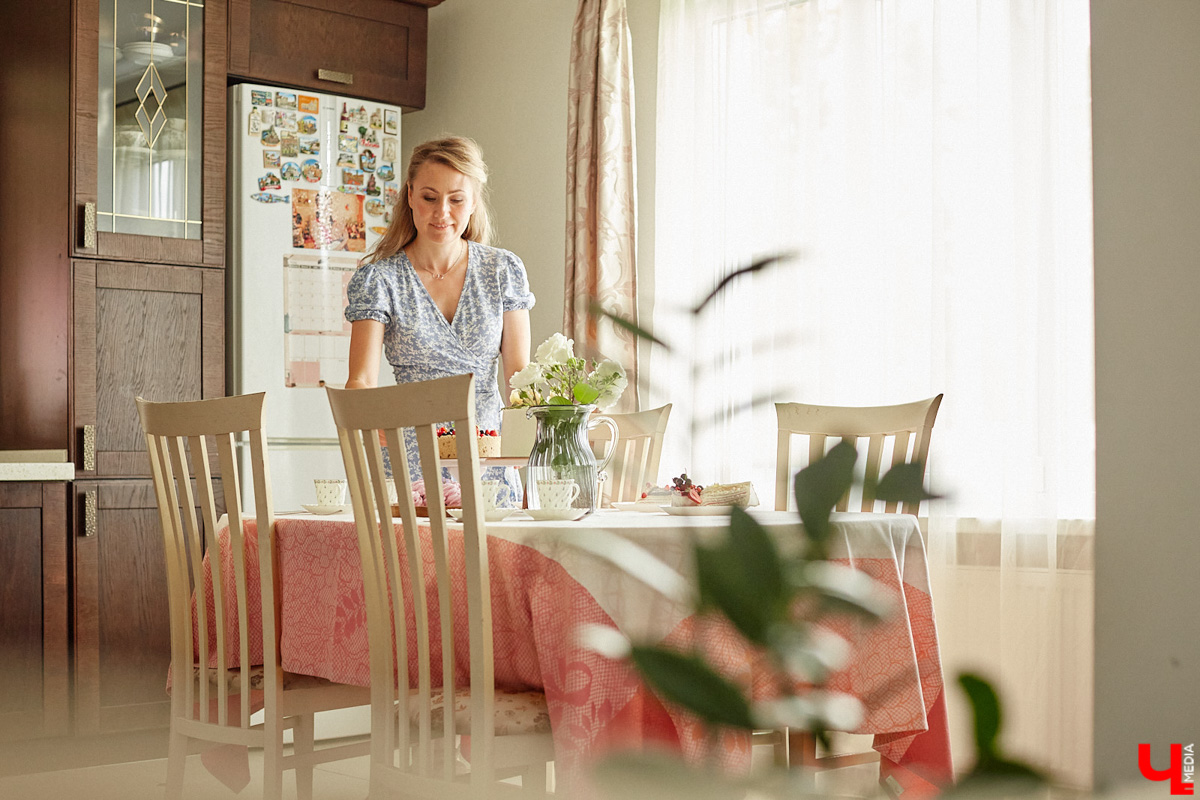 Поменять квартиру в самом центре Владимира на жизнь за городом решатся не все. Но героиня нашего сегодняшнего материала свой выбор сделала в пользу коттеджа. Теперь у нее и ее семьи свой просторный дом с кухней мечты, красивым садом и бассейном.