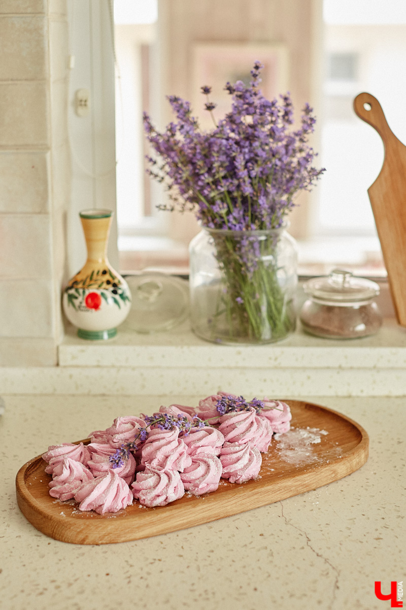 Поменять квартиру в самом центре Владимира на жизнь за городом решатся не все. Но героиня нашего сегодняшнего материала свой выбор сделала в пользу коттеджа. Теперь у нее и ее семьи свой просторный дом с кухней мечты, красивым садом и бассейном.