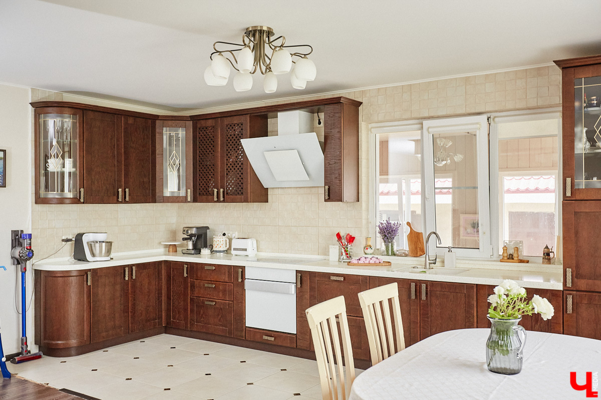 Поменять квартиру в самом центре Владимира на жизнь за городом решатся не все. Но героиня нашего сегодняшнего материала свой выбор сделала в пользу коттеджа. Теперь у нее и ее семьи свой просторный дом с кухней мечты, красивым садом и бассейном.