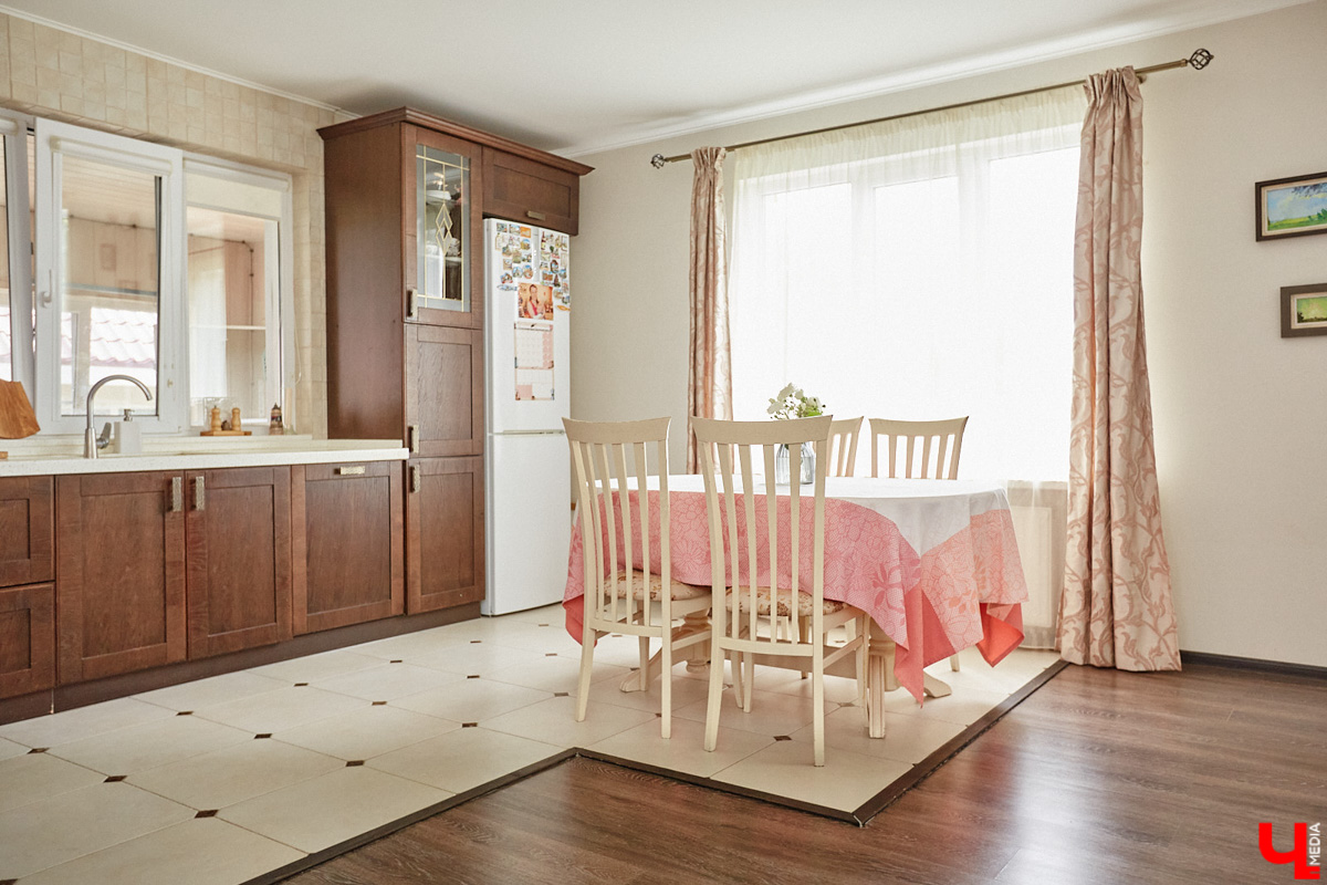 Поменять квартиру в самом центре Владимира на жизнь за городом решатся не все. Но героиня нашего сегодняшнего материала свой выбор сделала в пользу коттеджа. Теперь у нее и ее семьи свой просторный дом с кухней мечты, красивым садом и бассейном.