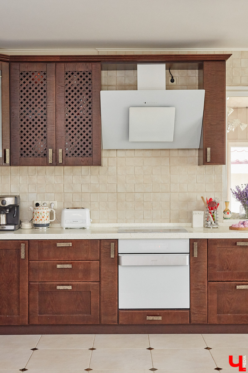 Поменять квартиру в самом центре Владимира на жизнь за городом решатся не все. Но героиня нашего сегодняшнего материала свой выбор сделала в пользу коттеджа. Теперь у нее и ее семьи свой просторный дом с кухней мечты, красивым садом и бассейном.