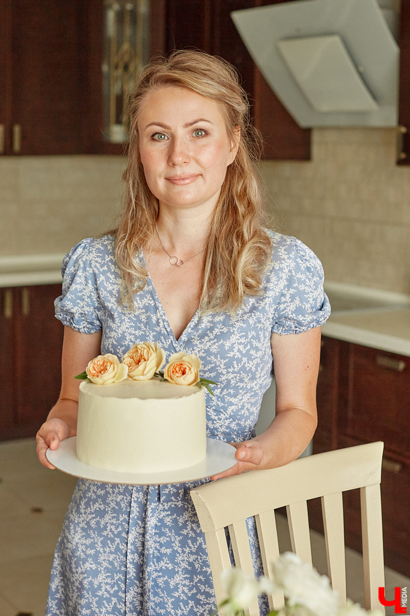Поменять квартиру в самом центре Владимира на жизнь за городом решатся не все. Но героиня нашего сегодняшнего материала свой выбор сделала в пользу коттеджа. Теперь у нее и ее семьи свой просторный дом с кухней мечты, красивым садом и бассейном.