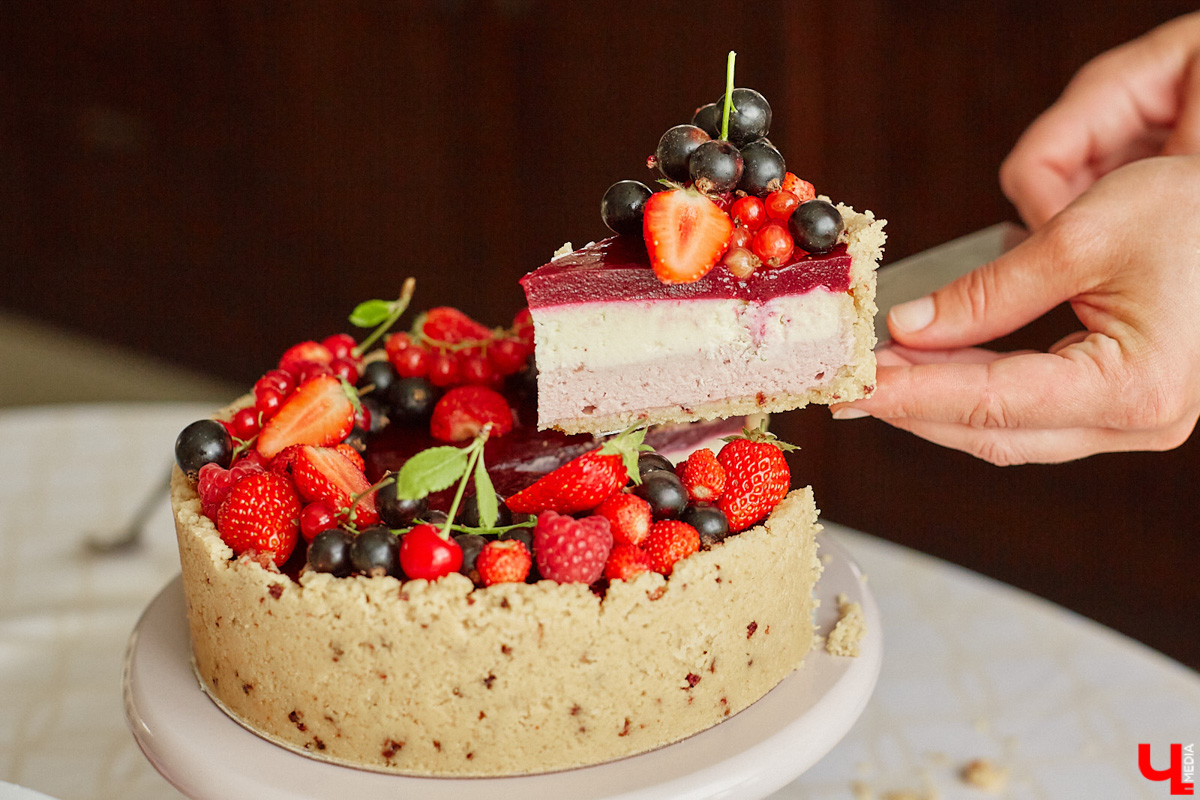 Поменять квартиру в самом центре Владимира на жизнь за городом решатся не все. Но героиня нашего сегодняшнего материала свой выбор сделала в пользу коттеджа. Теперь у нее и ее семьи свой просторный дом с кухней мечты, красивым садом и бассейном.