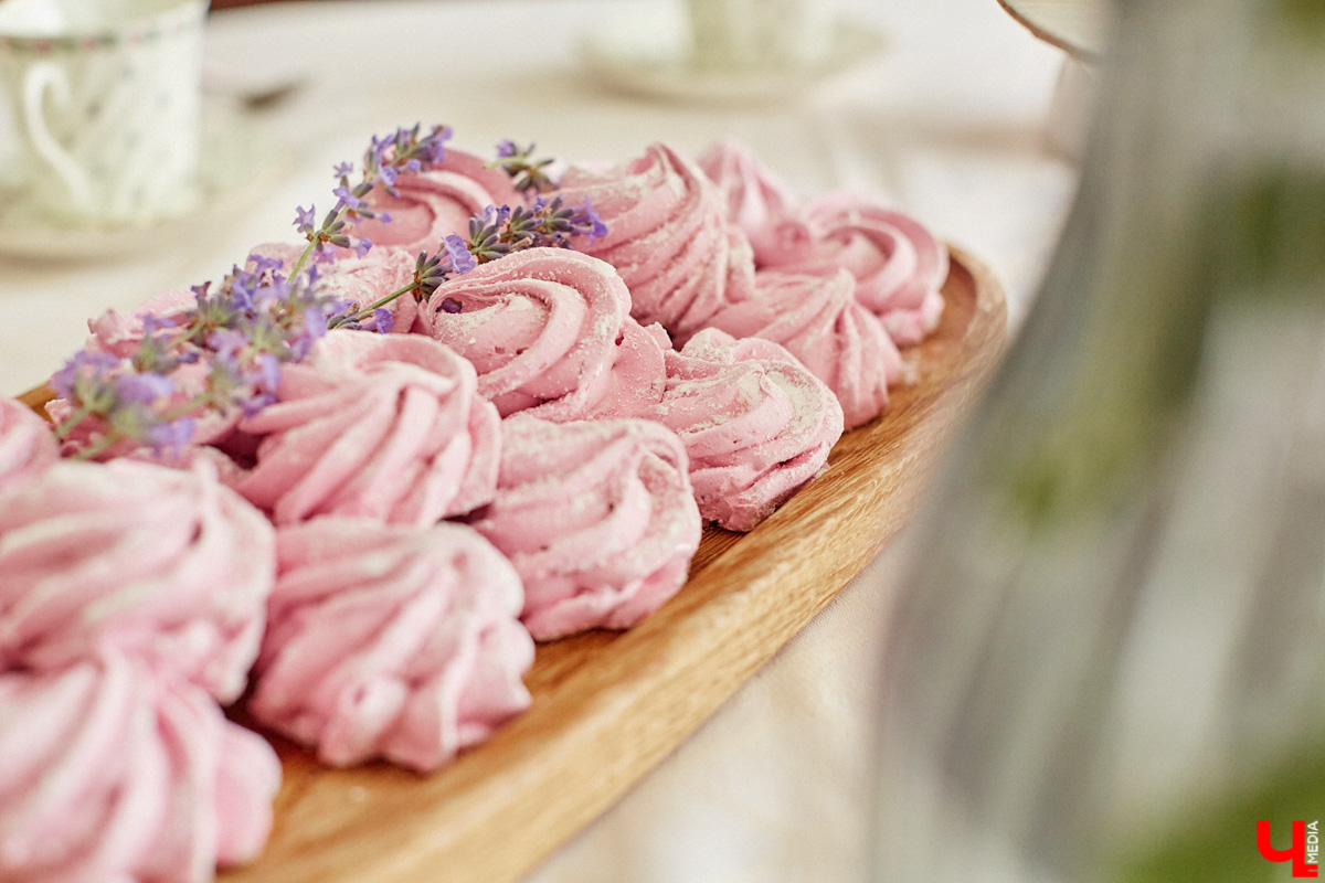 Поменять квартиру в самом центре Владимира на жизнь за городом решатся не все. Но героиня нашего сегодняшнего материала свой выбор сделала в пользу коттеджа. Теперь у нее и ее семьи свой просторный дом с кухней мечты, красивым садом и бассейном.