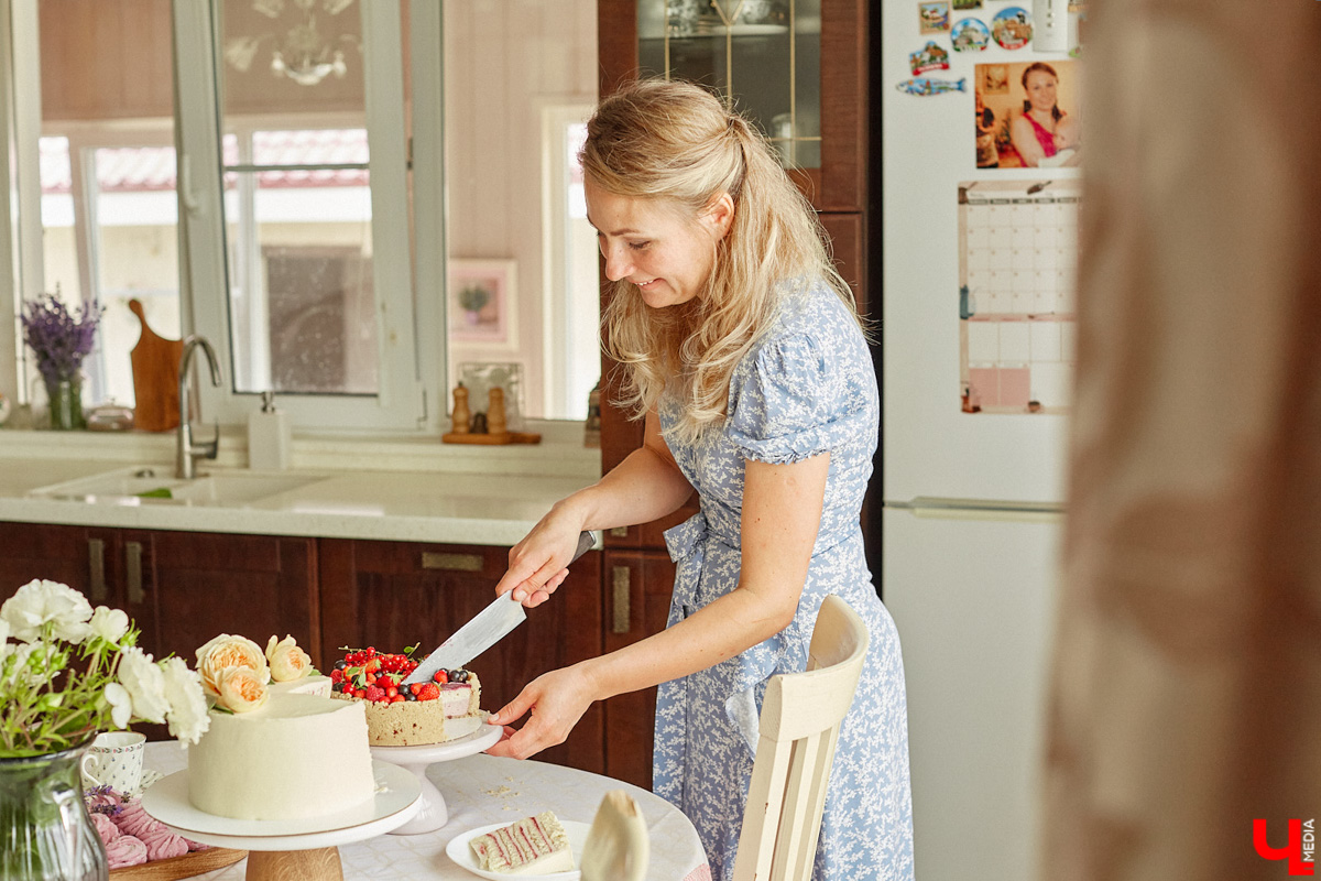 Поменять квартиру в самом центре Владимира на жизнь за городом решатся не все. Но героиня нашего сегодняшнего материала свой выбор сделала в пользу коттеджа. Теперь у нее и ее семьи свой просторный дом с кухней мечты, красивым садом и бассейном.
