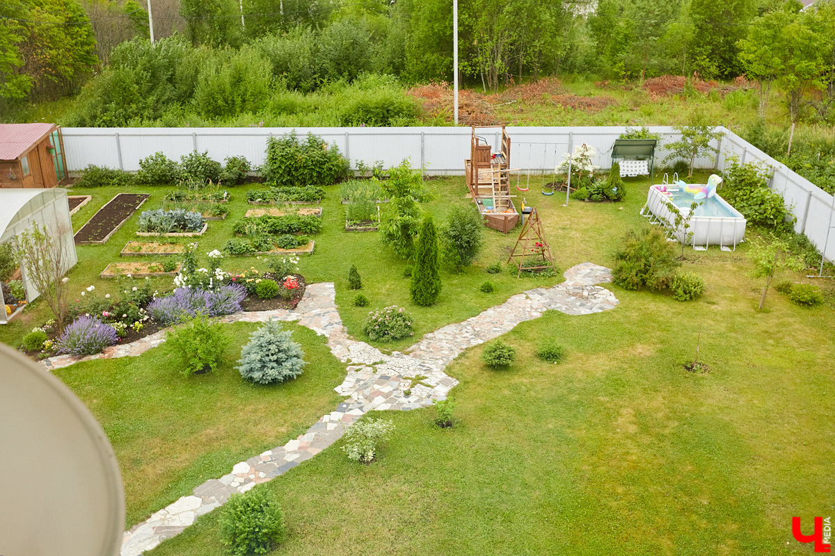 Поменять квартиру в самом центре Владимира на жизнь за городом решатся не все. Но героиня нашего сегодняшнего материала свой выбор сделала в пользу коттеджа. Теперь у нее и ее семьи свой просторный дом с кухней мечты, красивым садом и бассейном.