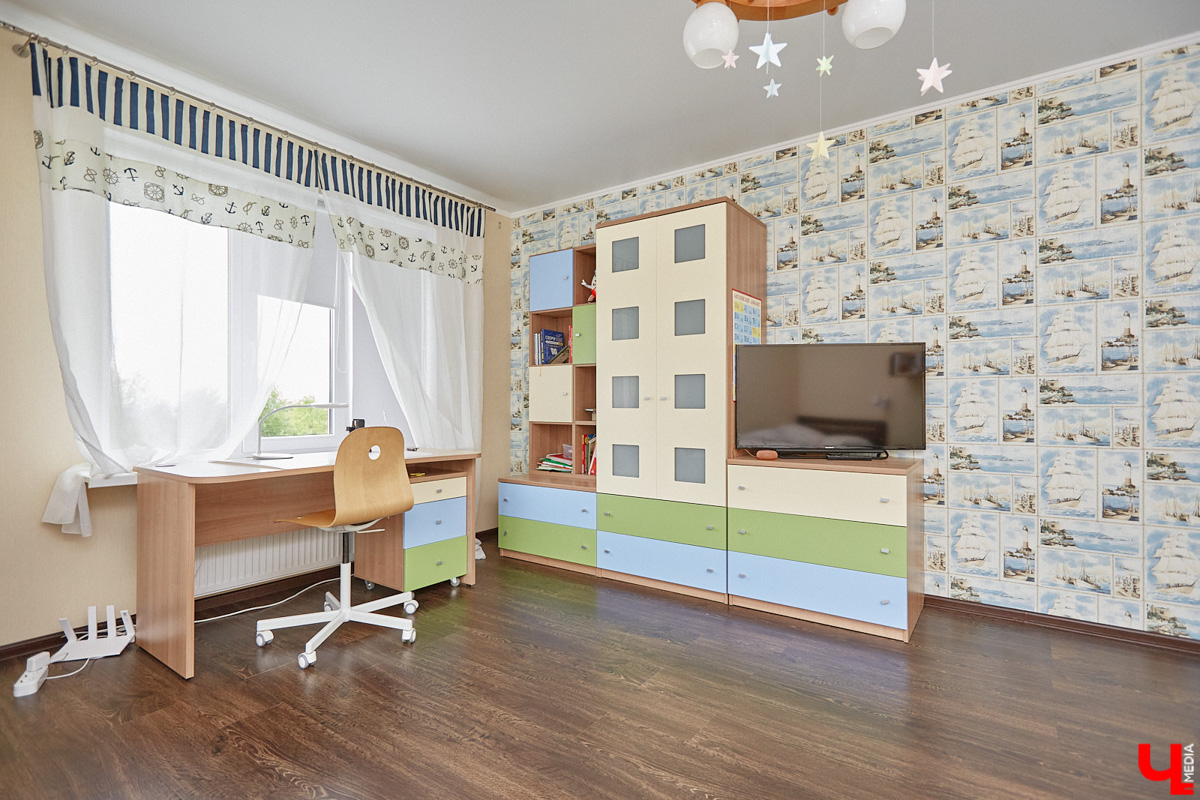 Поменять квартиру в самом центре Владимира на жизнь за городом решатся не все. Но героиня нашего сегодняшнего материала свой выбор сделала в пользу коттеджа. Теперь у нее и ее семьи свой просторный дом с кухней мечты, красивым садом и бассейном.