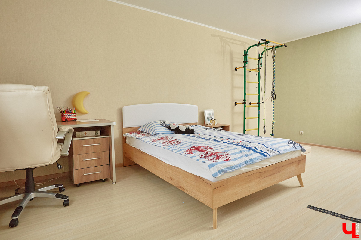 Поменять квартиру в самом центре Владимира на жизнь за городом решатся не все. Но героиня нашего сегодняшнего материала свой выбор сделала в пользу коттеджа. Теперь у нее и ее семьи свой просторный дом с кухней мечты, красивым садом и бассейном.