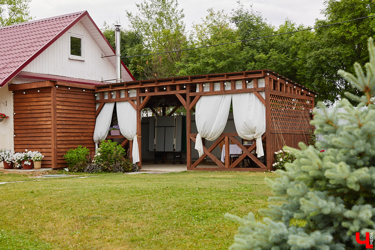 Поменять квартиру в самом центре Владимира на жизнь за городом решатся не все. Но героиня нашего сегодняшнего материала свой выбор сделала в пользу коттеджа. Теперь у нее и ее семьи свой просторный дом с кухней мечты, красивым садом и бассейном.