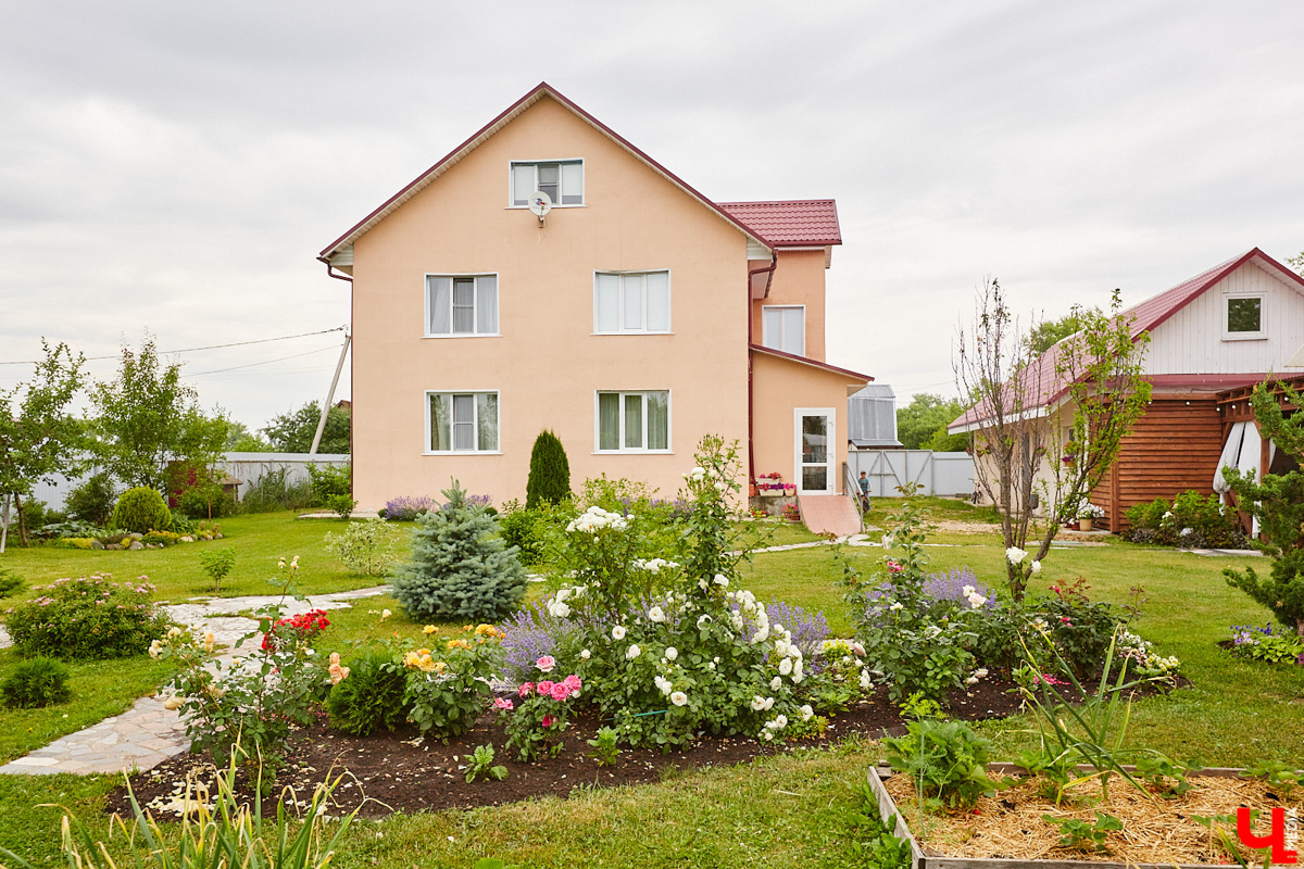 Поменять квартиру в самом центре Владимира на жизнь за городом решатся не все. Но героиня нашего сегодняшнего материала свой выбор сделала в пользу коттеджа. Теперь у нее и ее семьи свой просторный дом с кухней мечты, красивым садом и бассейном.
