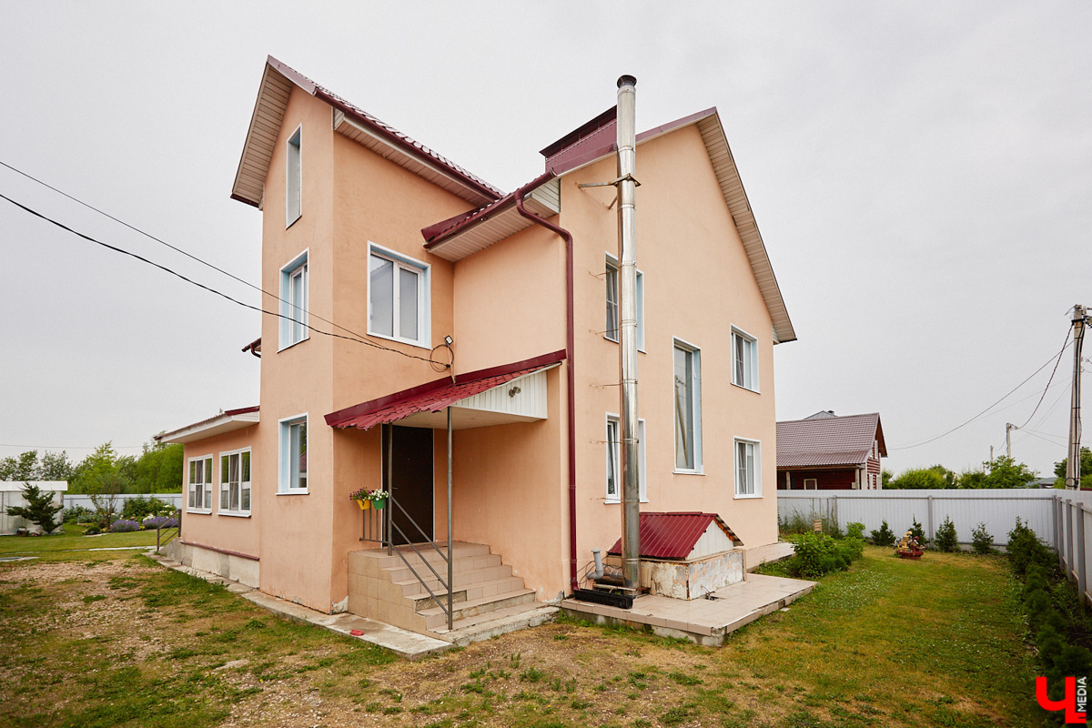 Поменять квартиру в самом центре Владимира на жизнь за городом решатся не все. Но героиня нашего сегодняшнего материала свой выбор сделала в пользу коттеджа. Теперь у нее и ее семьи свой просторный дом с кухней мечты, красивым садом и бассейном.