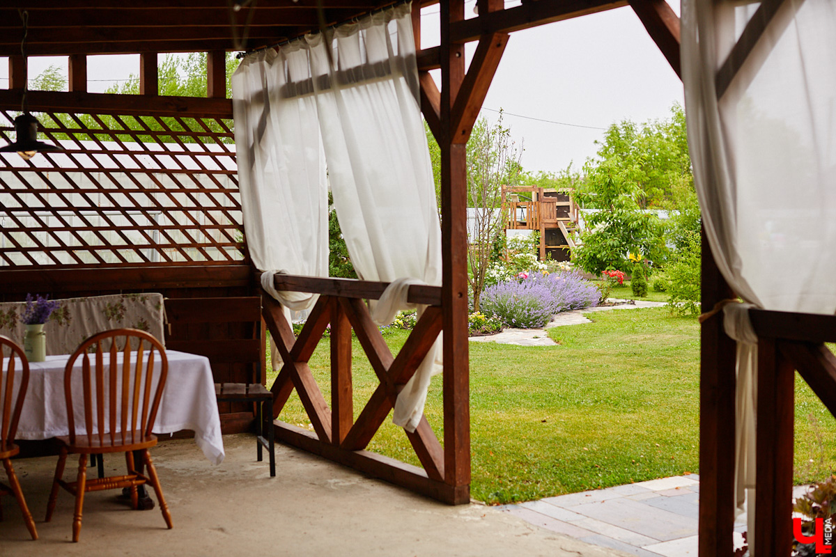 Поменять квартиру в самом центре Владимира на жизнь за городом решатся не все. Но героиня нашего сегодняшнего материала свой выбор сделала в пользу коттеджа. Теперь у нее и ее семьи свой просторный дом с кухней мечты, красивым садом и бассейном.