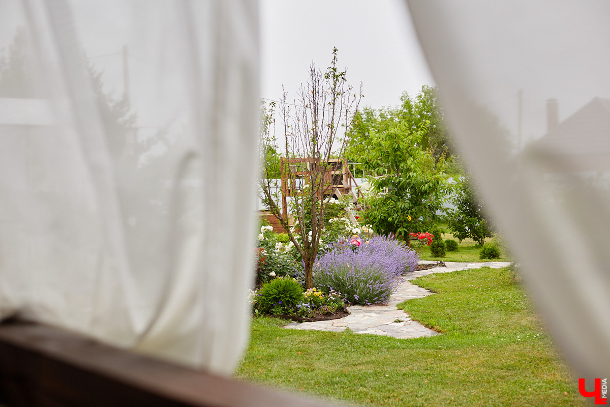 Поменять квартиру в самом центре Владимира на жизнь за городом решатся не все. Но героиня нашего сегодняшнего материала свой выбор сделала в пользу коттеджа. Теперь у нее и ее семьи свой просторный дом с кухней мечты, красивым садом и бассейном.