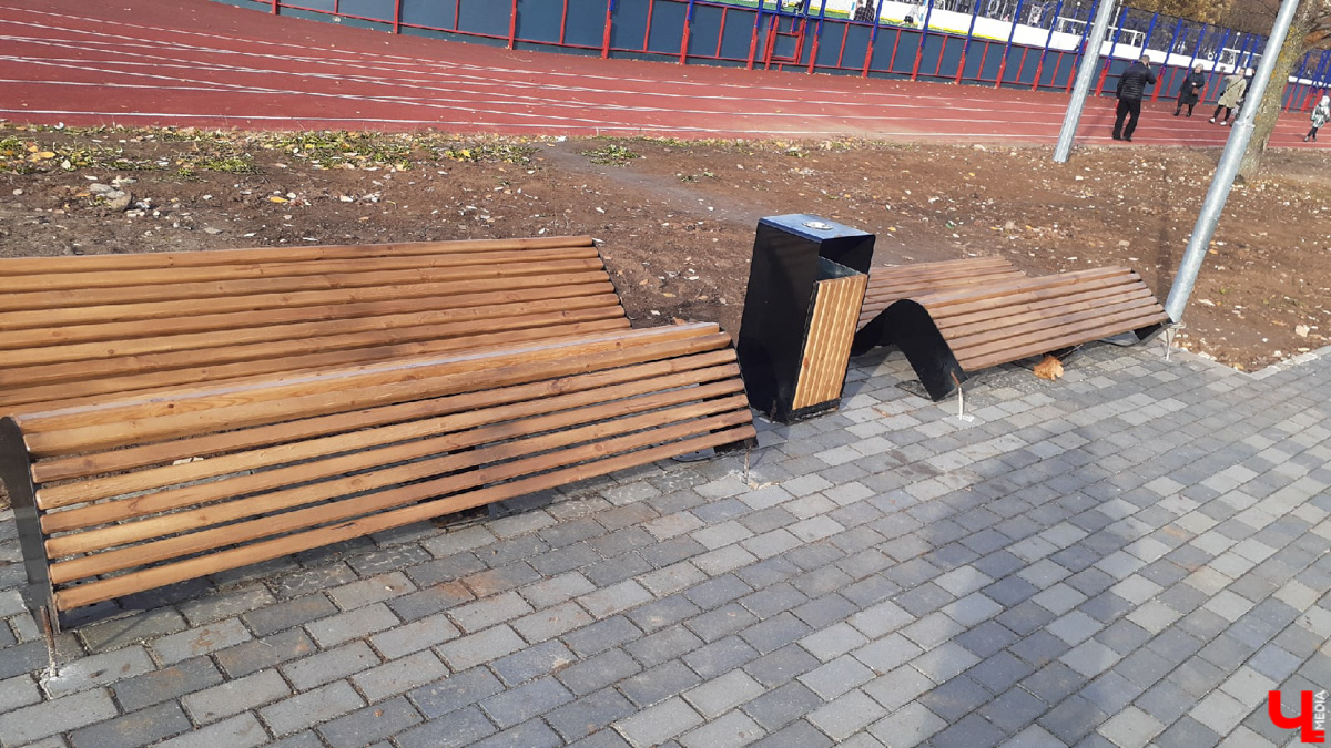 «Падшие» лавочки и «уставшие» заборы. Удивить наших людей «прелестями» благоустройства, глядя на которые сразу слышишь коронную фразу Вовки из Тридевятого царства «И так сойдет!», сложно, но еще возможно.