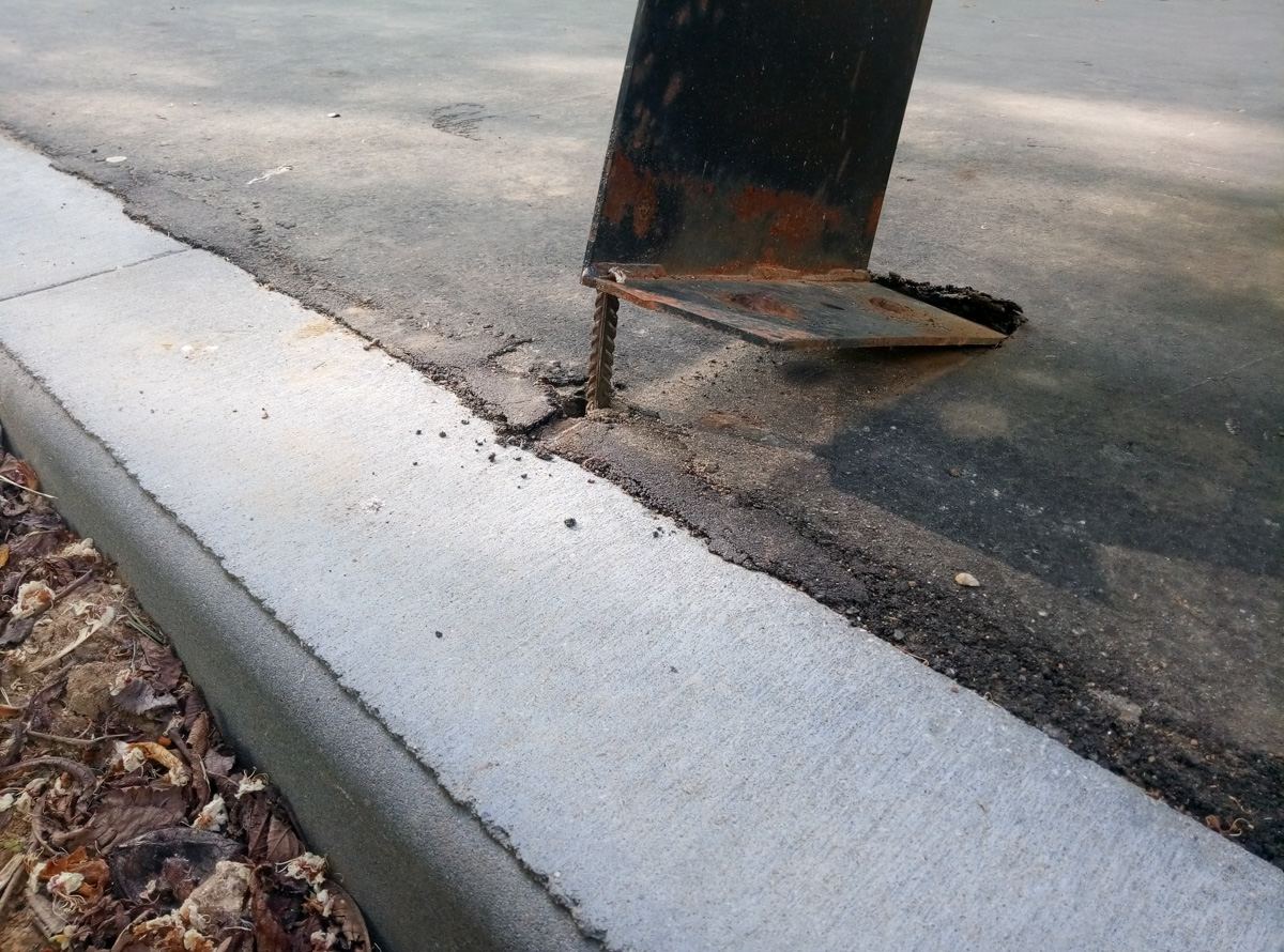 «Падшие» лавочки и «уставшие» заборы. Удивить наших людей «прелестями» благоустройства, глядя на которые сразу слышишь коронную фразу Вовки из Тридевятого царства «И так сойдет!», сложно, но еще возможно.