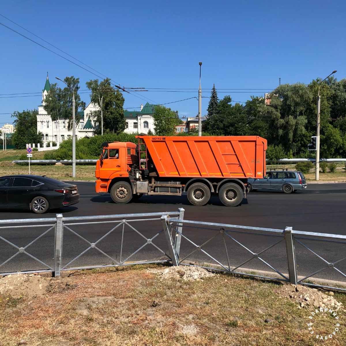 «Падшие» лавочки и «уставшие» заборы. Удивить наших людей «прелестями» благоустройства, глядя на которые сразу слышишь коронную фразу Вовки из Тридевятого царства «И так сойдет!», сложно, но еще возможно.