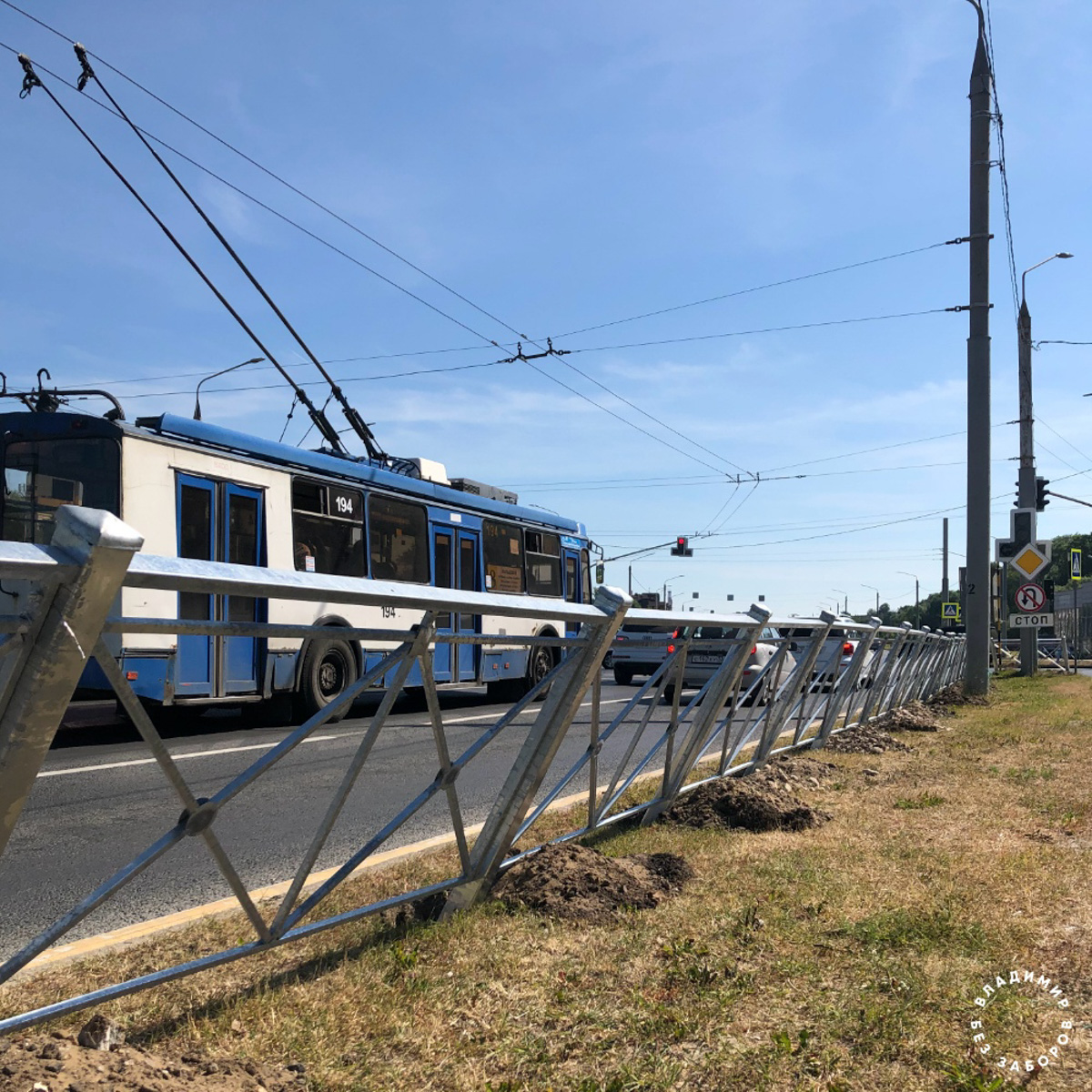 «Падшие» лавочки и «уставшие» заборы. Удивить наших людей «прелестями» благоустройства, глядя на которые сразу слышишь коронную фразу Вовки из Тридевятого царства «И так сойдет!», сложно, но еще возможно.