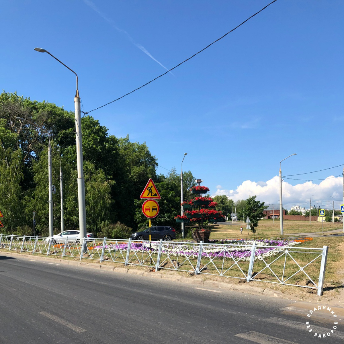 «Падшие» лавочки и «уставшие» заборы. Удивить наших людей «прелестями» благоустройства, глядя на которые сразу слышишь коронную фразу Вовки из Тридевятого царства «И так сойдет!», сложно, но еще возможно.