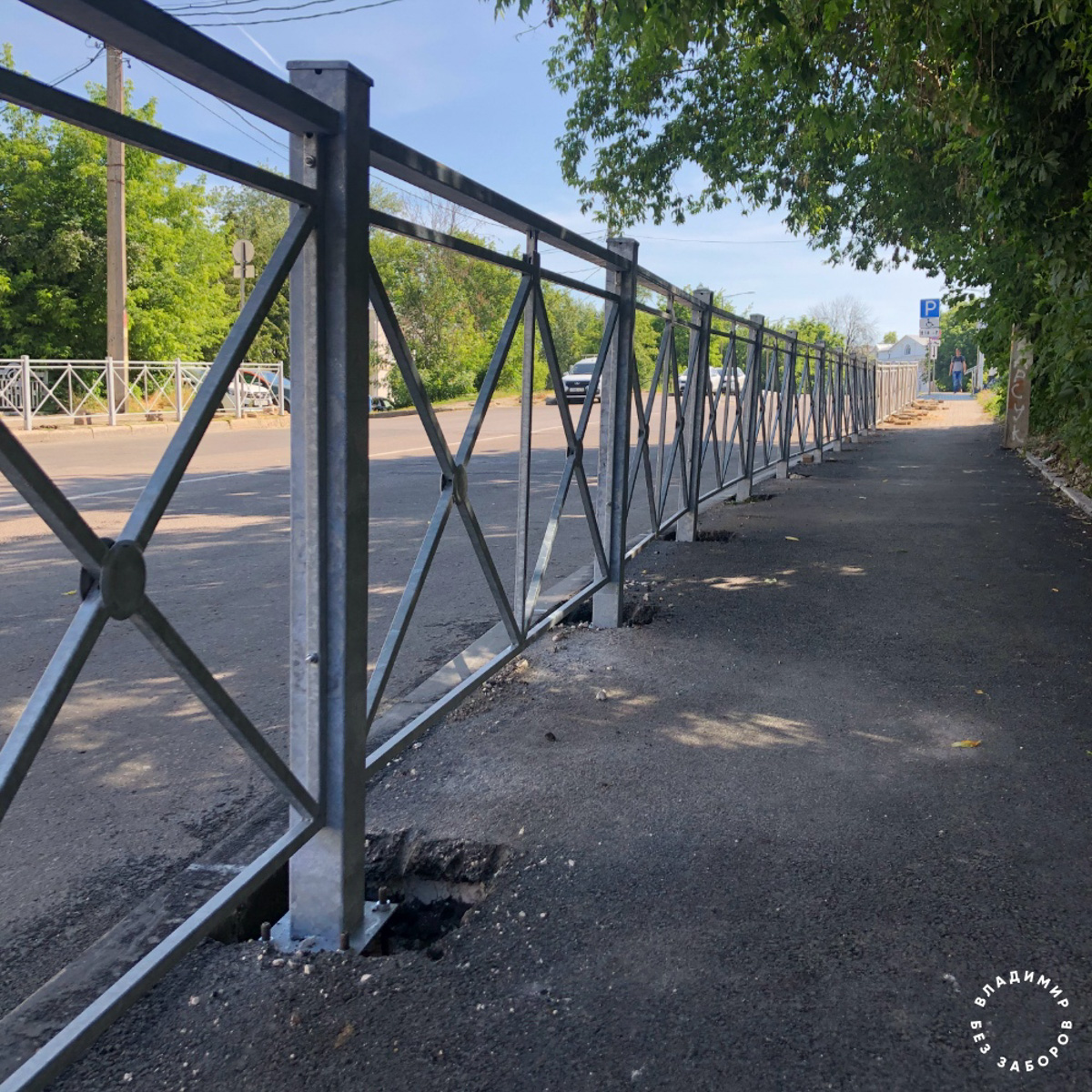 «Падшие» лавочки и «уставшие» заборы. Удивить наших людей «прелестями» благоустройства, глядя на которые сразу слышишь коронную фразу Вовки из Тридевятого царства «И так сойдет!», сложно, но еще возможно.