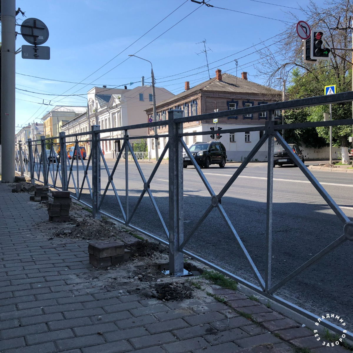 «Падшие» лавочки и «уставшие» заборы. Удивить наших людей «прелестями» благоустройства, глядя на которые сразу слышишь коронную фразу Вовки из Тридевятого царства «И так сойдет!», сложно, но еще возможно.