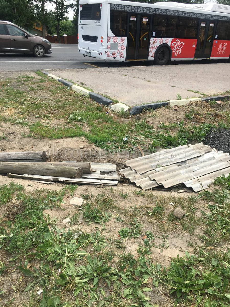 «Падшие» лавочки и «уставшие» заборы. Удивить наших людей «прелестями» благоустройства, глядя на которые сразу слышишь коронную фразу Вовки из Тридевятого царства «И так сойдет!», сложно, но еще возможно.